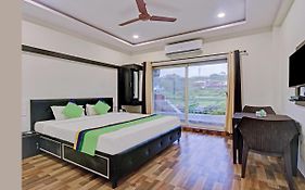 Treebo Paradise Inn With Mountain View